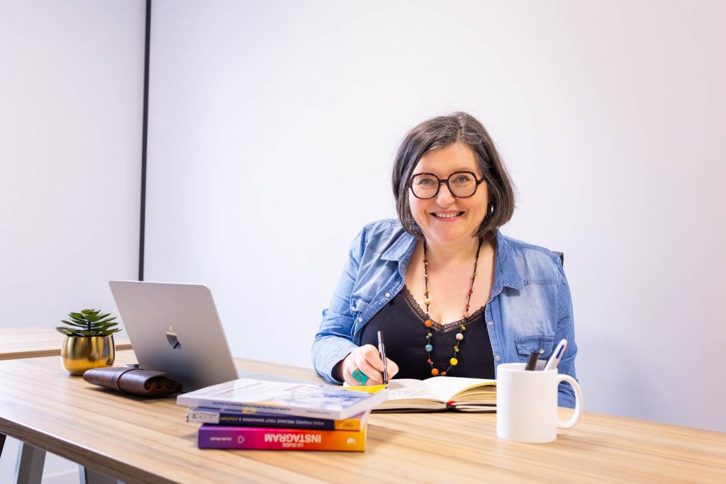 Virginie Caurraze, consultante en communication digitale et community management à Nancy, travaillant à son bureau
