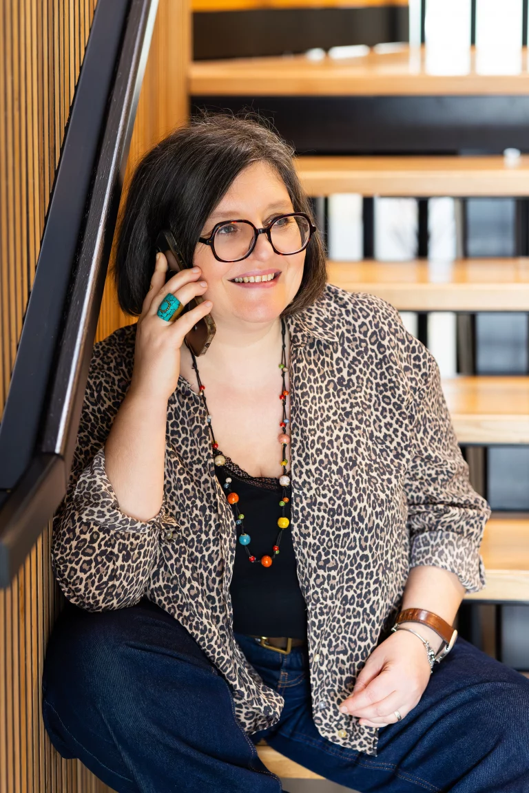 Virginie Caurraze travaillant une stratégie de community management afin de développer la visibilité d’un entrepreneur sur les réseaux sociaux.