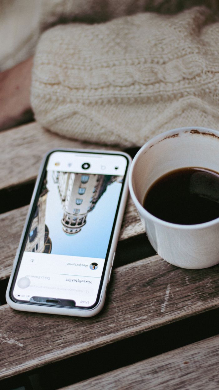 Gestion des réseaux sociaux sur smartphone - communication digitale pour entrepreneurs