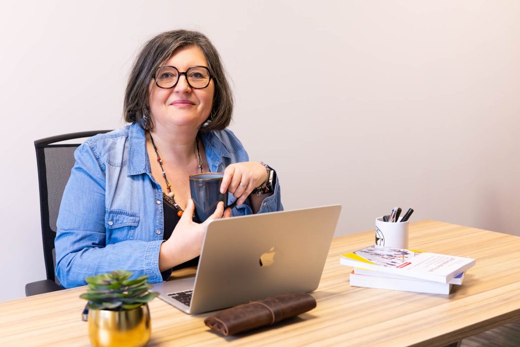 Virginie CAURRAZE, consultante SEO-GEO à son bureau