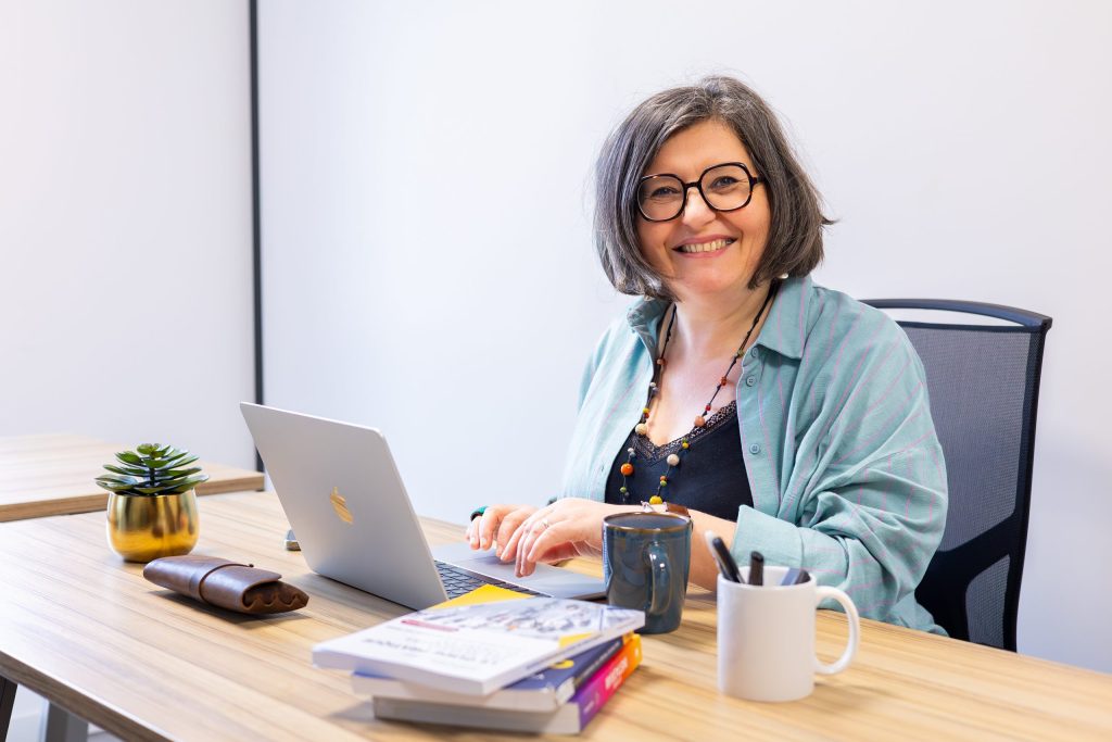 Virginie Caurraze, consultante et formatrice en communication digitale à son bureau