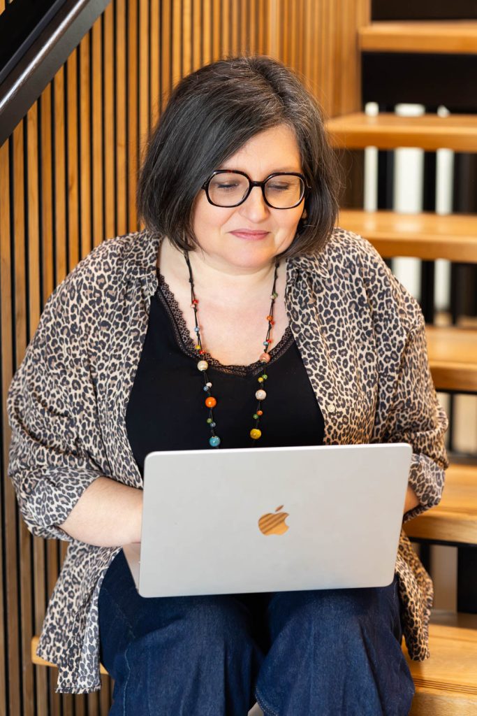 Virginie CAURRAZE travaillant sur un projet de SEO-GEO
