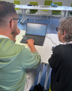 Alternants en train de suivre une formation animée par Virginie Caurraze, consultante et formatrice IA