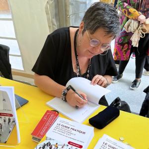Virginie CAURRAZE lors d'une séance de dédicace au Livre sur la Place à Nancy