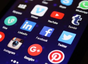 écran de téléphone regroupant les pictos des réseaux sociaux.