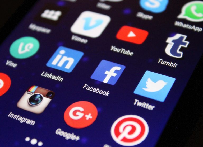 écran de téléphone regroupant les pictos des réseaux sociaux.