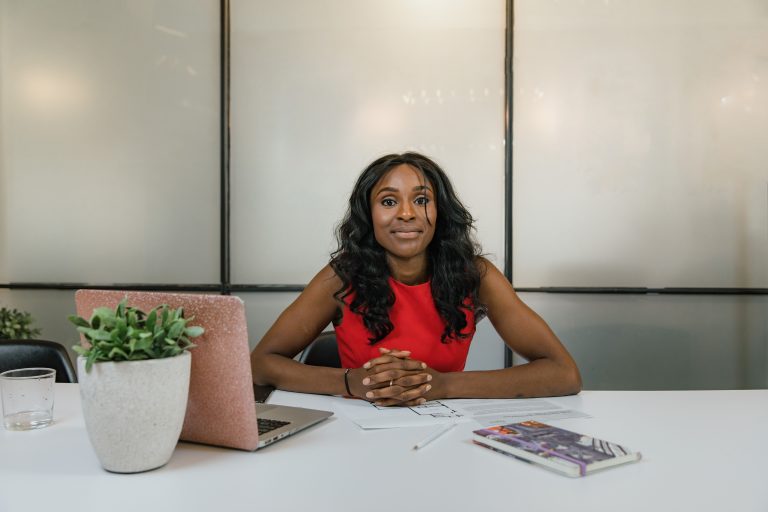 Femme entrepreneurs à son bureau