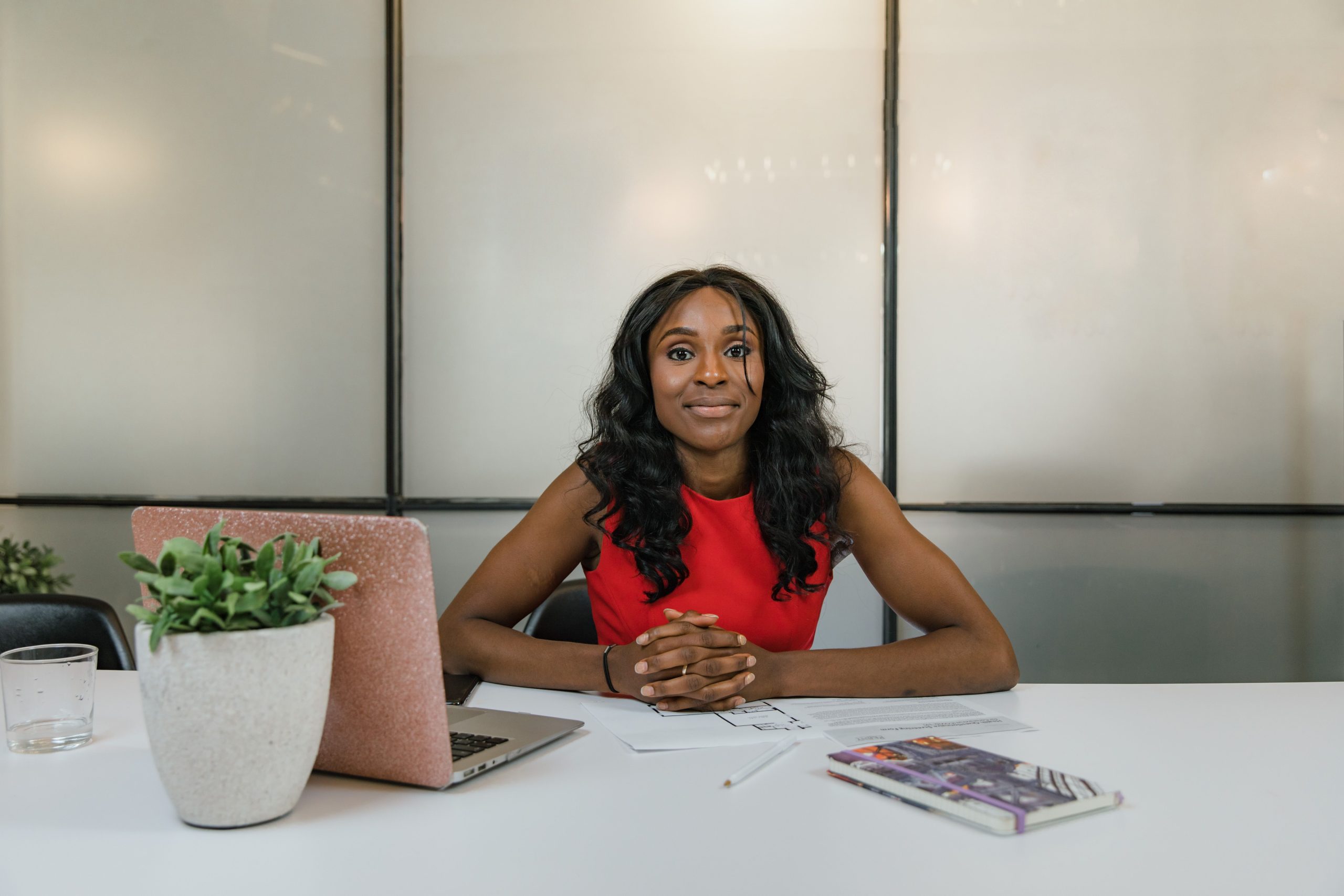 Femme entrepreneurs à son bureau