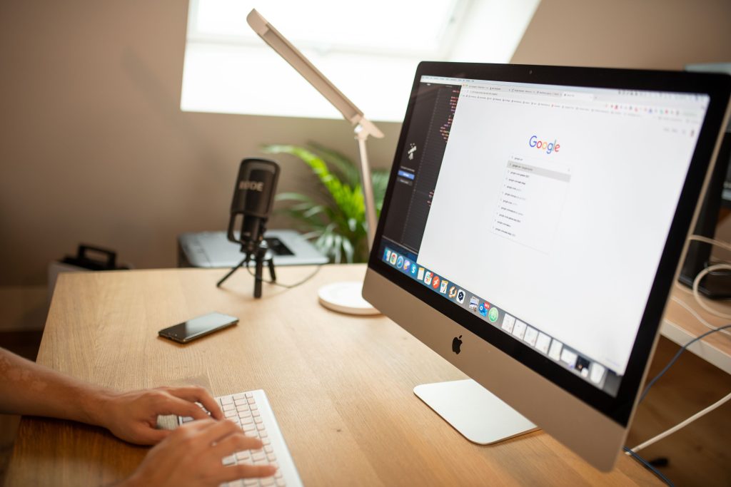 Ordinateur ouvert sur une page web