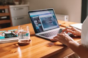 ordinateur ouvert sur une table
