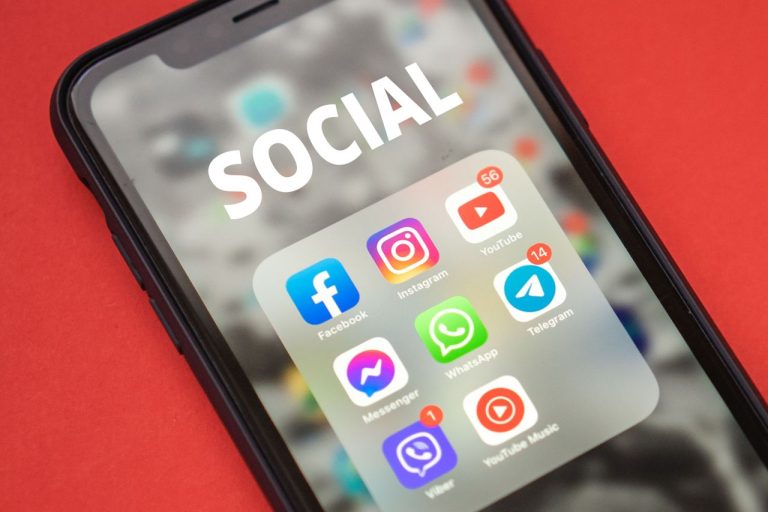 Téléphone avec en fond d'écran des réseaux sociaux