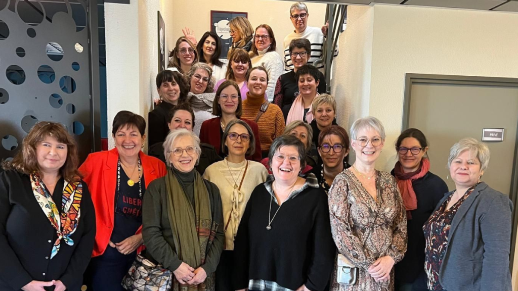 Virginie Caurraze, community manager et présidente du Collectif des Femmes et Entrepreneuses du Grand Est, entourée des membres lors d'un événement organisé chez Alexis Grand Est à Maxéville