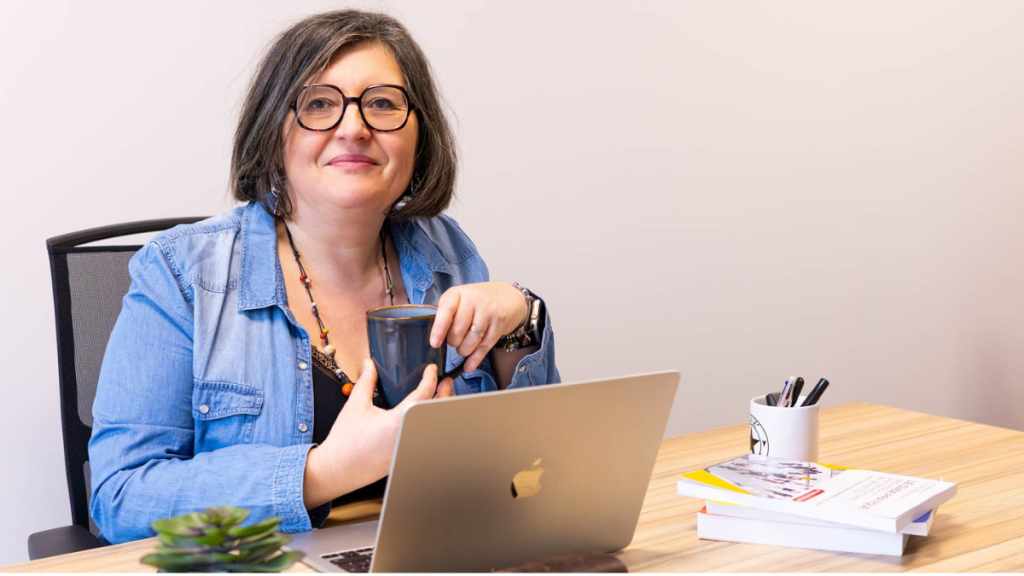 Virginie Caurraze, community manager freelance à Nancy, disponible pour accompagner les TPE et entrepreneurs dans la gestion de leurs réseaux sociaux