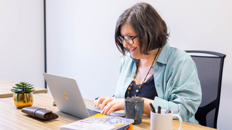 Virginie Caurraze, consultante en communication digitale accompagnant une entreprise dans la gestion de ses réseaux sociaux et de sa visibilité en ligne.